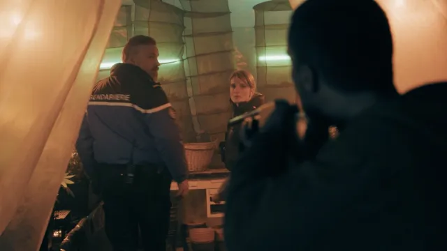 Twee Franse mensen in uniform worden bedreigd door iemand met een geweer