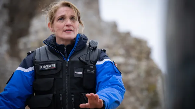 Een vrouw in een Frans detective uniform
