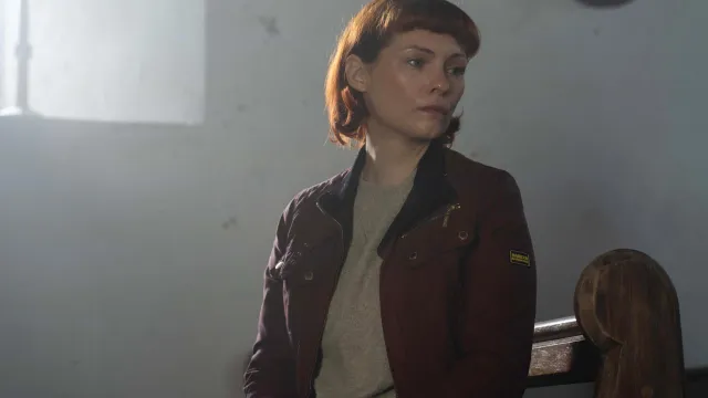 Een vrouw in het schemerdonker