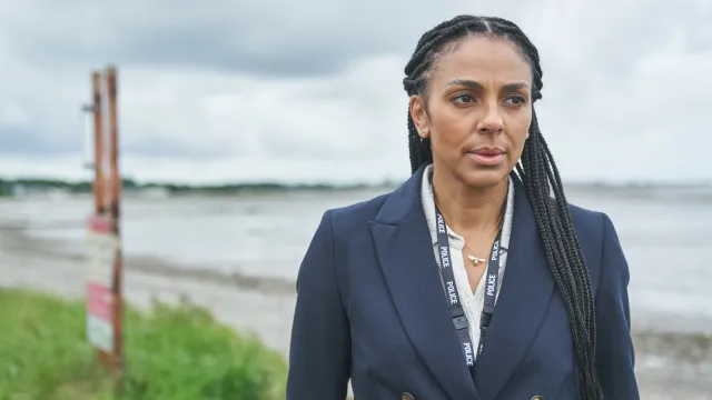 Een detective staat voor de zee
