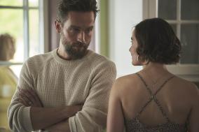 Man kijkt naar vrouw de vrouw staat met haar rug richting de camera.