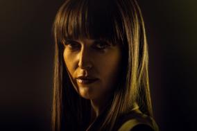 Amanda Kinsella kijkt recht de camera in