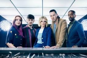 De 5 hoofdpersonen van Silent Witness staan naast elkaar in een wit verlichte kamer