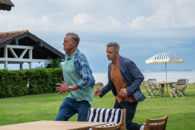 Dan en Flemming rennen over een grasveld