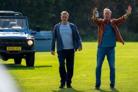 Twee mannen lopend op gras