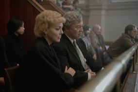 Mensen in een rechtszaal, aandachtig luisterend.