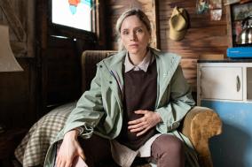 Zwangere mevrouw in een schuur