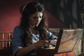 Vrouw kijkt bedachtzaam in kistje