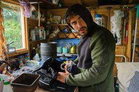 Man met capuchon verbergt gestolen sieraden in zijn caravan