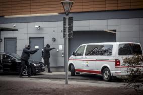 Gemaskerde mannen trekken hun pistool richting een busje