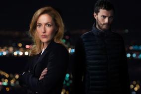 Een vrouwelijke rechercheur kijkt serieus