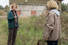 Twee vrouwen op een erf met een geheimzinnige horloge 