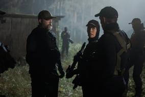 Mensen met geweren in het bos 