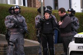 Zwaar bewapende politie staat paraat