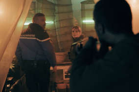 Twee Franse mensen in uniform worden bedreigd door iemand met een geweer