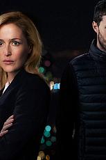 Een vrouwelijke rechercheur kijkt serieus