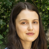 Vrouw met bruin haar voor heg